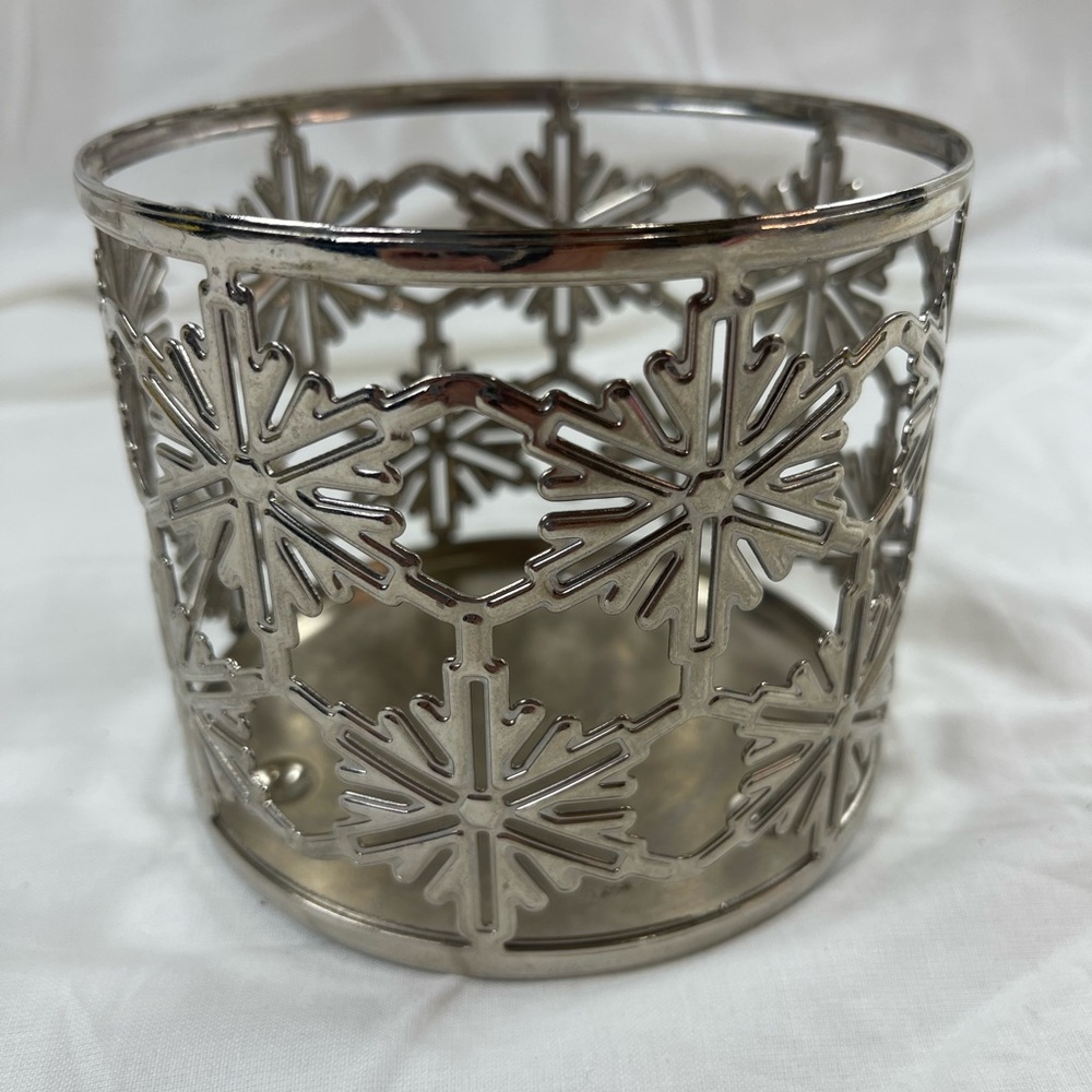 ⭐️Bath & Body Works Silver Snowflake Candle Holder